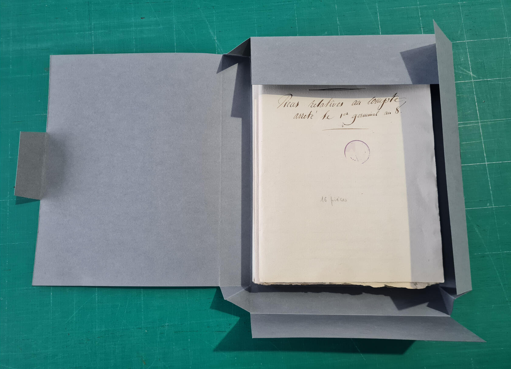 Conditionnement sur mesure réalisé en papier de conservation.