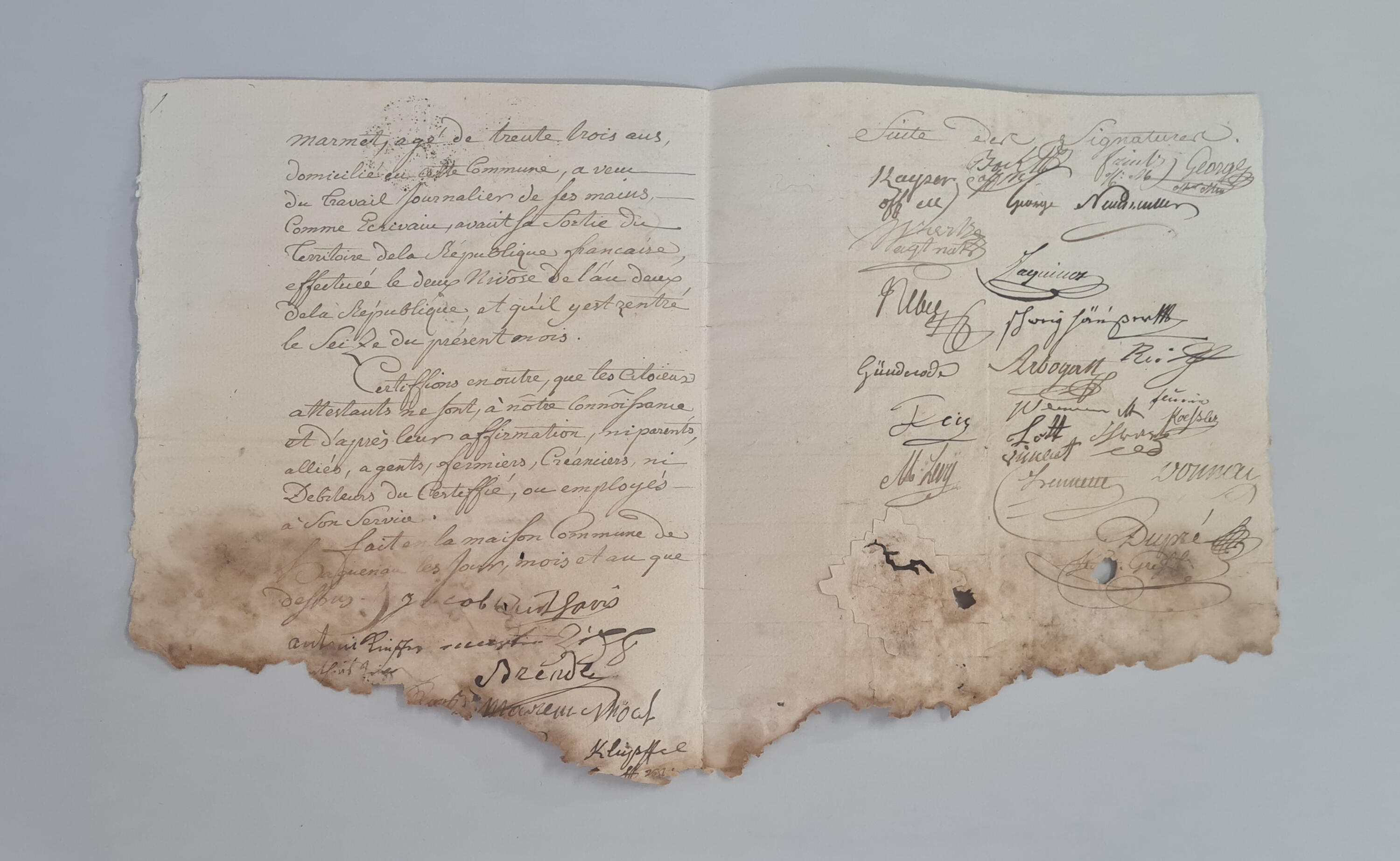 Feuillet avant intervention. Restauration réalisée pour les Archives Nationales.